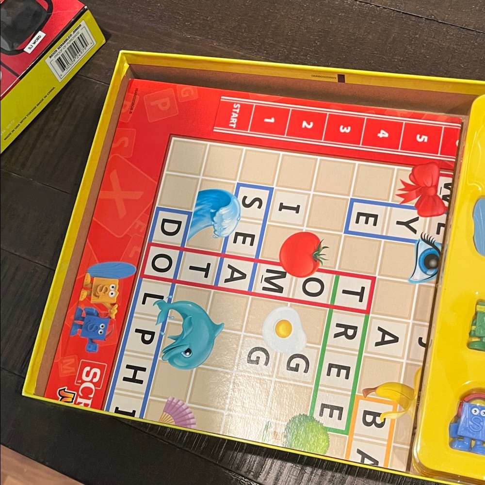 Hasbro Junior Game Collection - monopoly, life, clue, scrabble - Picture 9 of 9